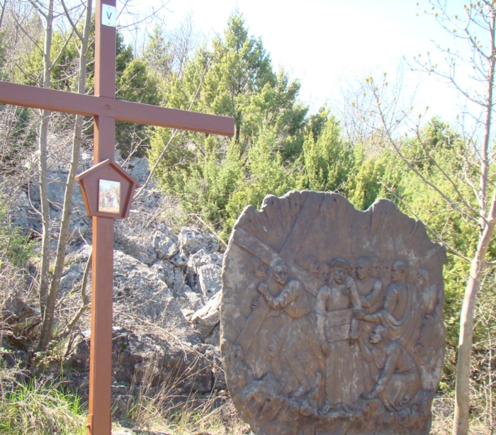 SIMON OF CYRENE HELPS JESUS TO CARRY HIS CROSS